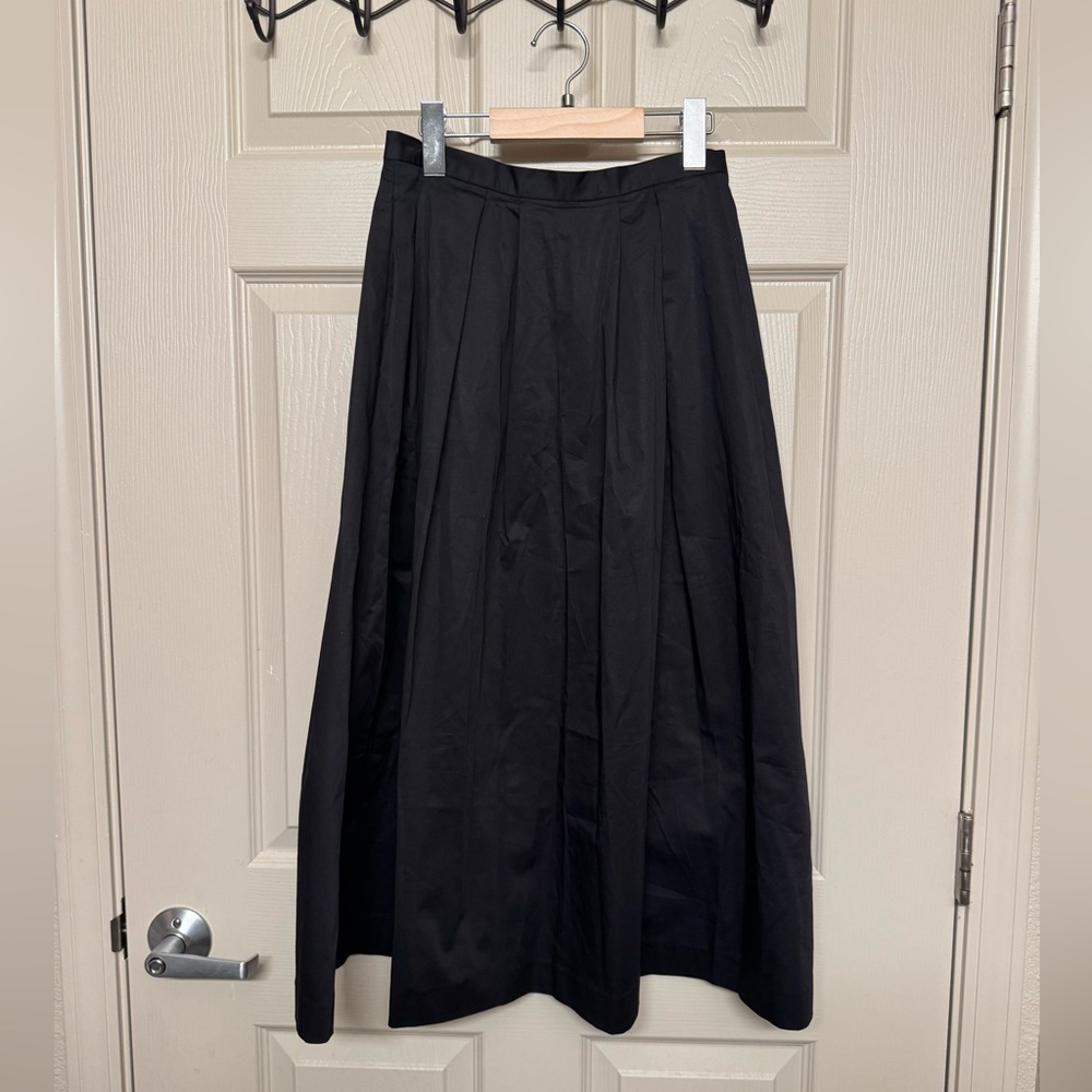 H&M | Black A Line Midi Skirt in Size 2